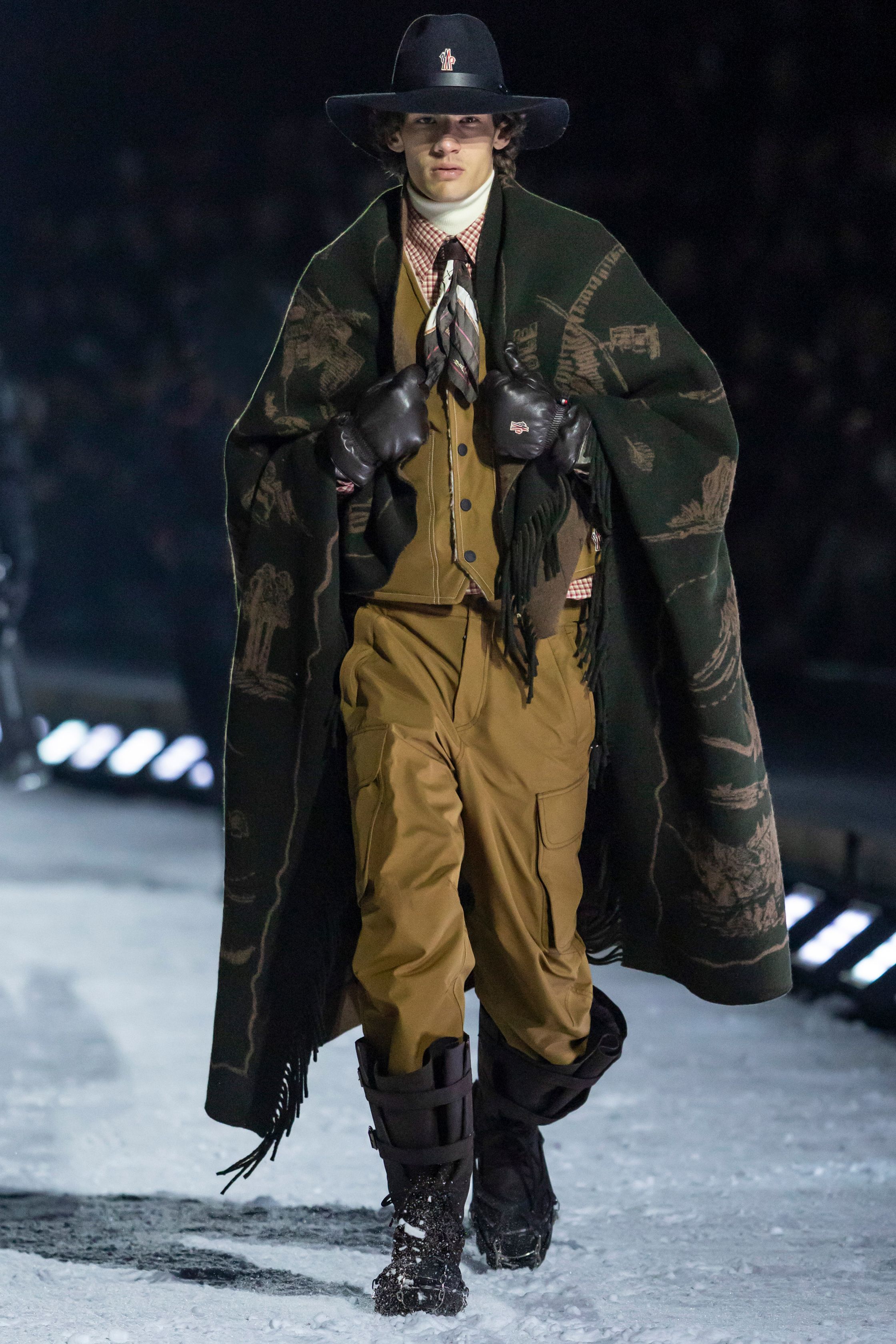 Moncler Grenoble将高山滑雪机能与都市冒险精神融合，羽绒、功能外壳与皮草细节交织出极寒环境下的时装表达，在冰雪跑道上释放硬核奢华-顽石频道趋势研究